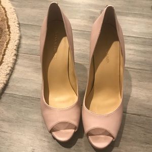 Blush peep toe pump